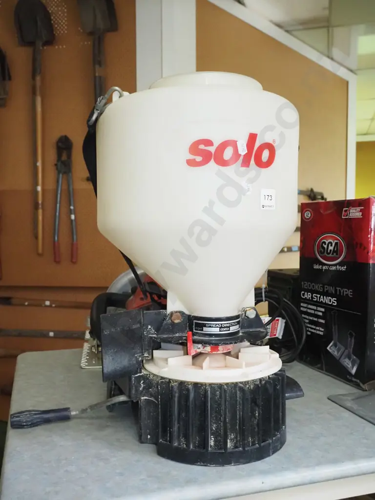 hand operated Solo spreader Image 1++