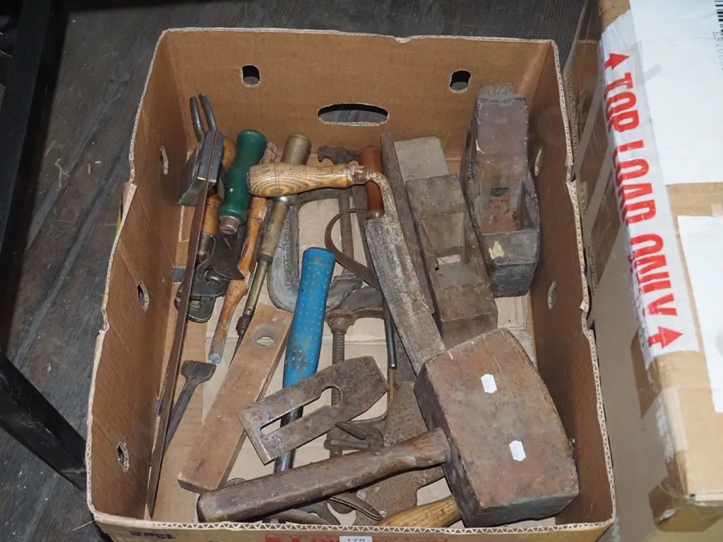 box of vintage tools; wooden mallet, part planes, clamps etc Image 1++