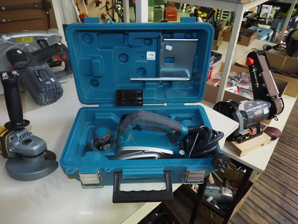 Makita power planer in plastic carry case Image 1++