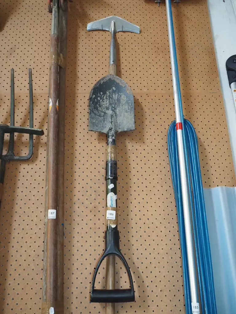 garden tools; short handled shovel, hoe Image 1++