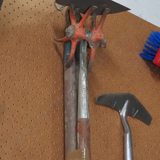2x garden hoes, cultivator