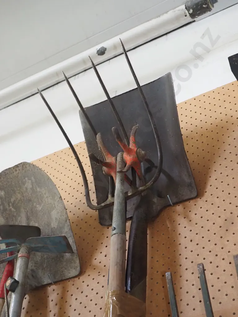 wide mouth shovel, pitch fork, cultivator Image 1++