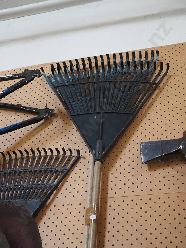 2x garden rakes Image 1++