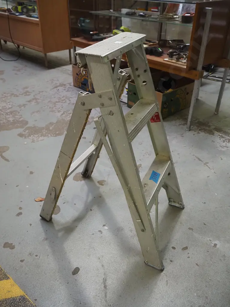 2 step aluminium ladder Image 1++