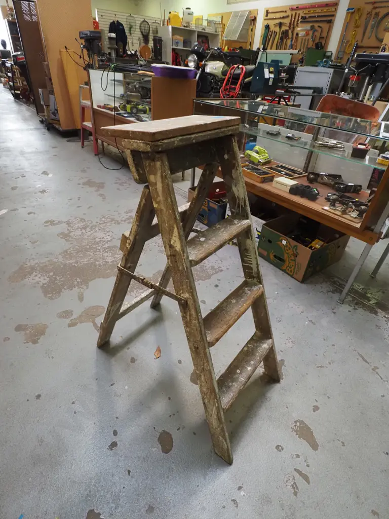 3 step wooden ladder Image 1++