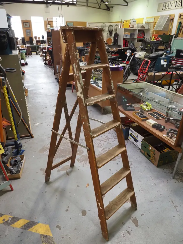 6 step wooden ladder Image 1++