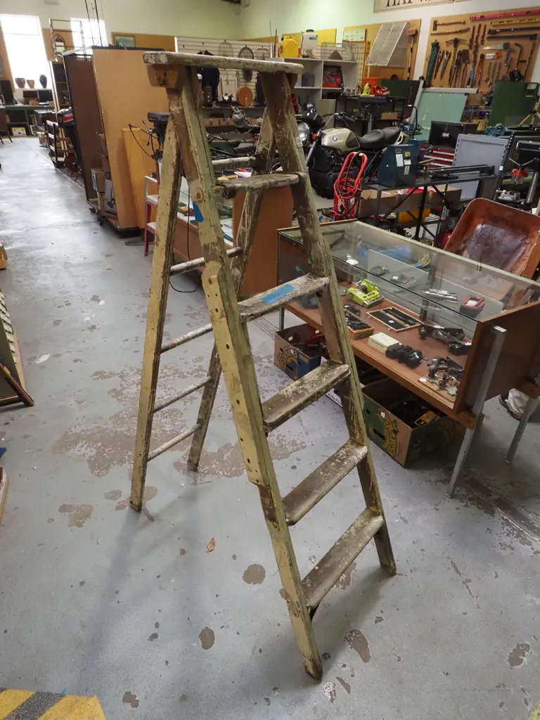 5 step wooden ladder Image 1++