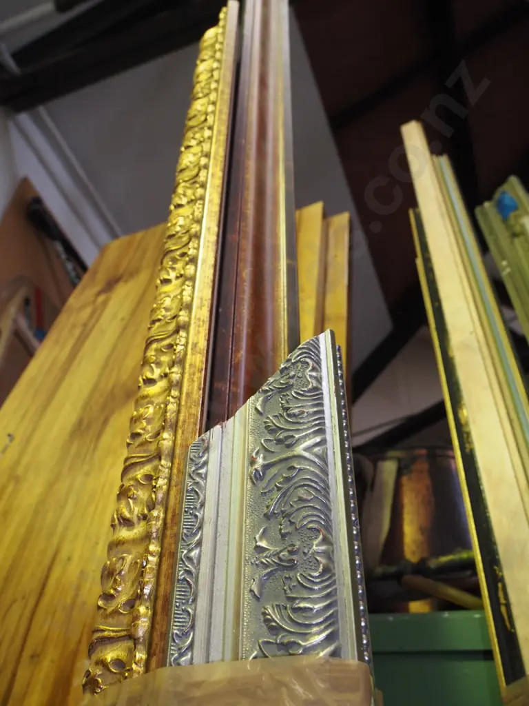 bundle of picture framing mouldings Image 1++