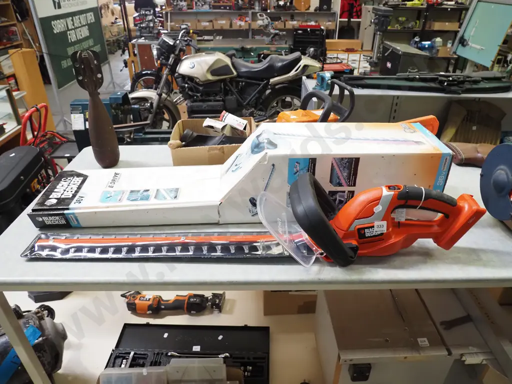 as-new Black & Decker 36V hedge trimmers Image 1++