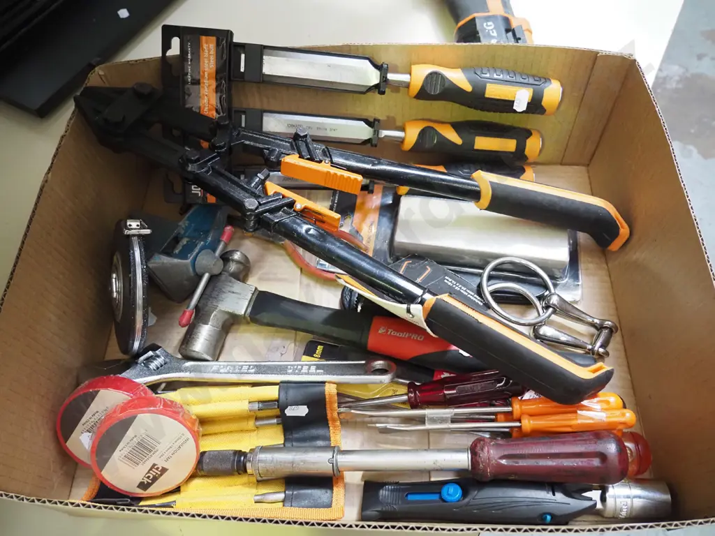 box; hammer, chisels, bolt cutters etc Image 1++