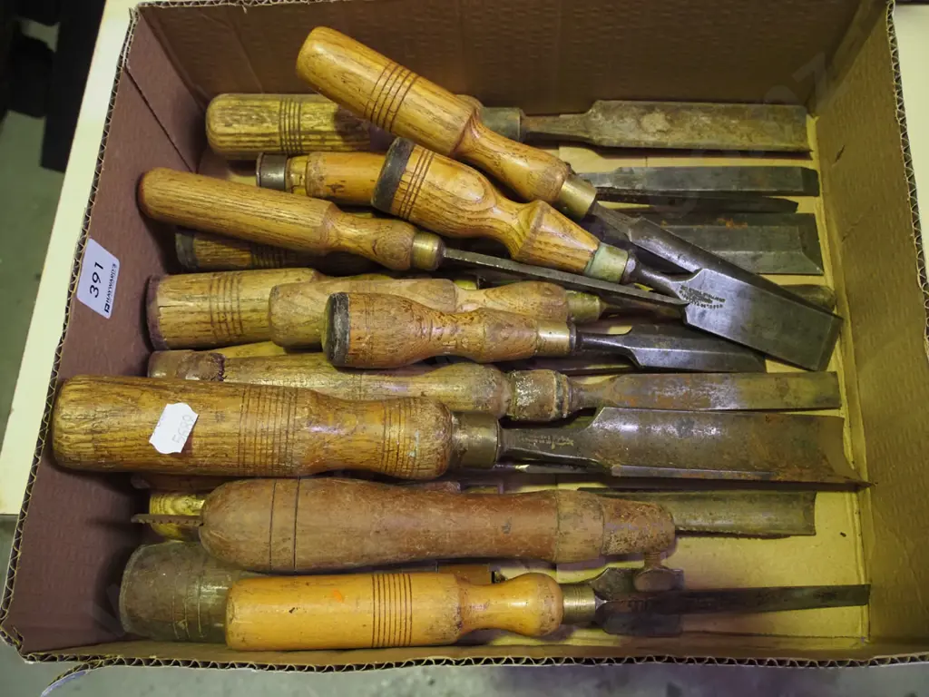 box of vintage chisels Image 1++