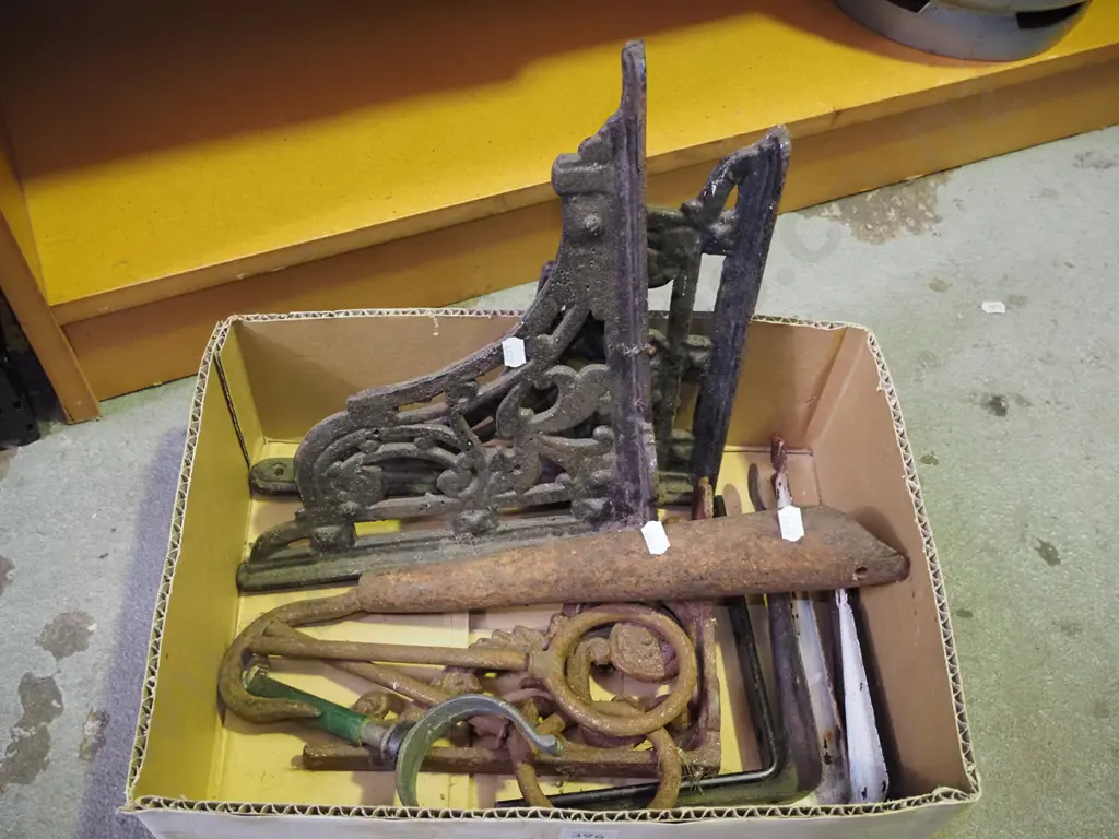 box; cast iron shelf brackets, rollicks etc Image 1++