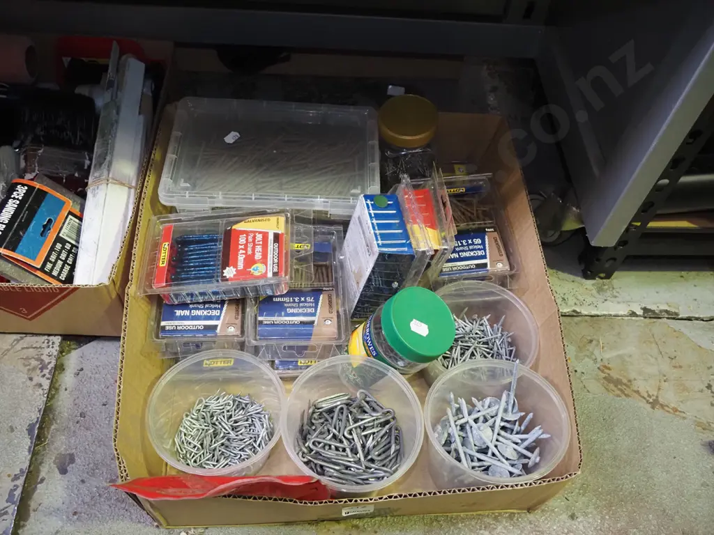 box; various nails Image 1++
