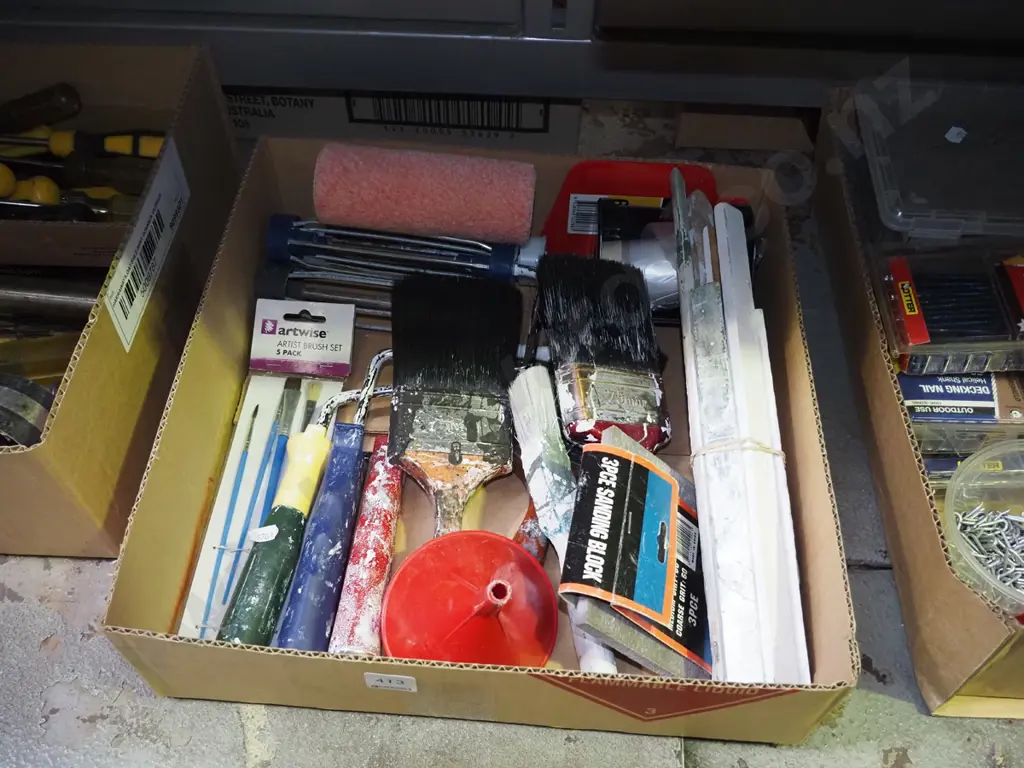 box; paint brushes, roller etc Image 1++