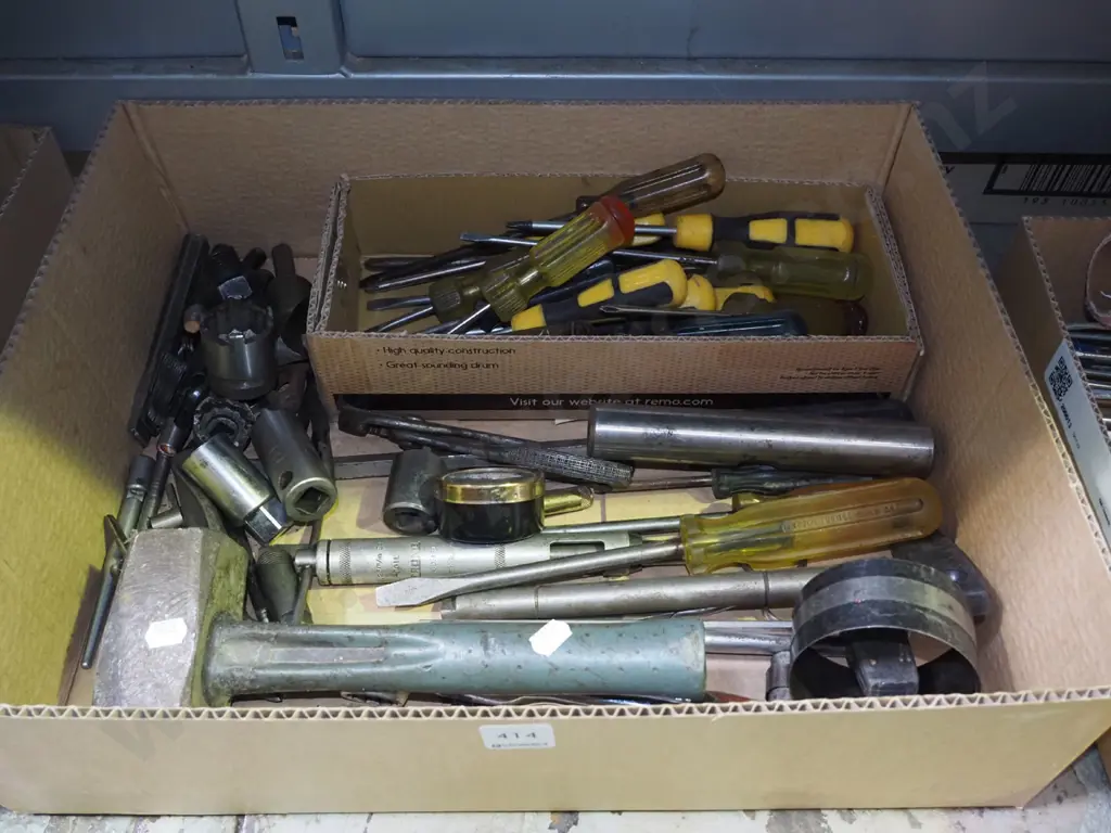box; screwdrivers, hammer etc Image 1++
