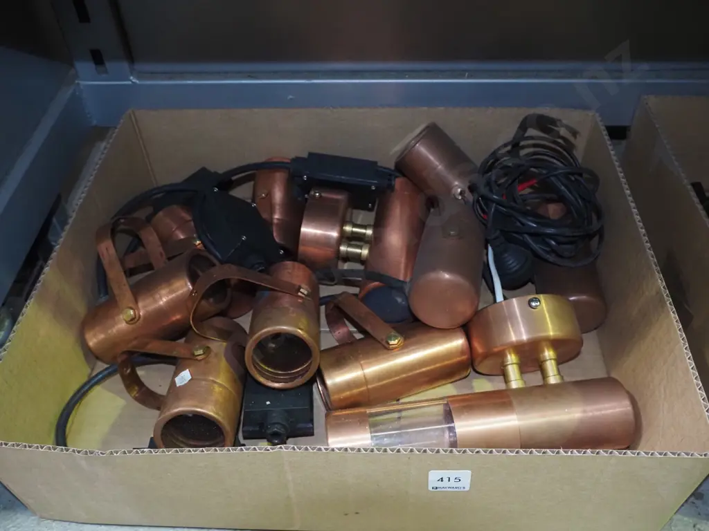 box of brass garden light fittings Image 1++