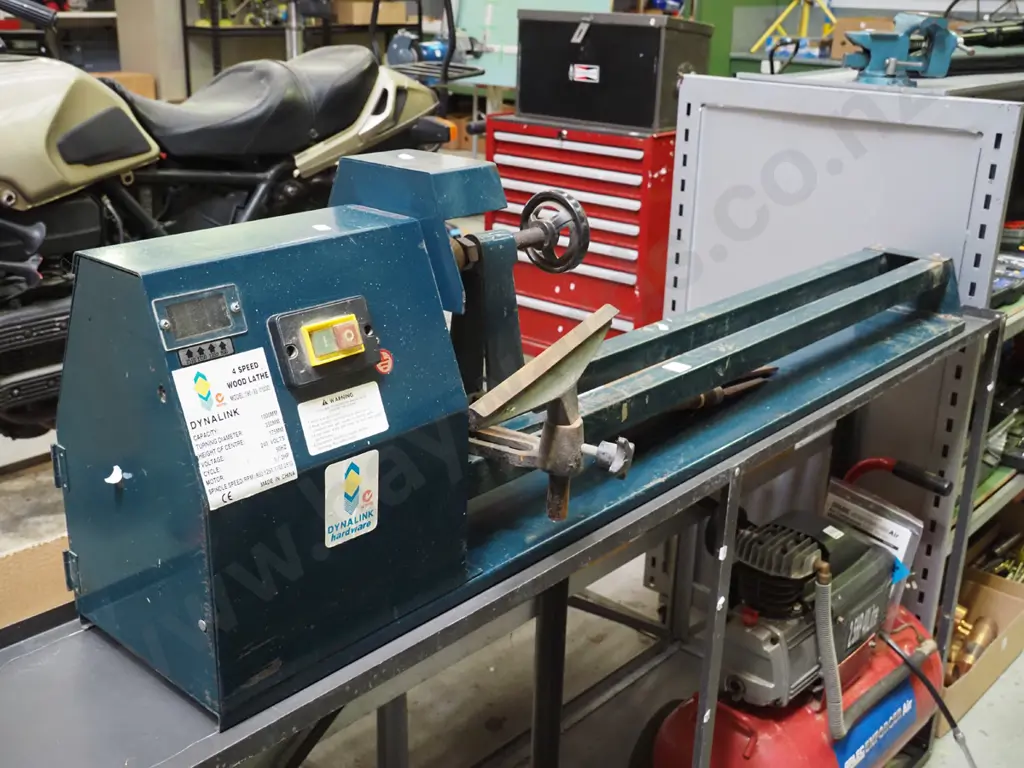 Dynalink woodworker lathe and chisels Image 1++