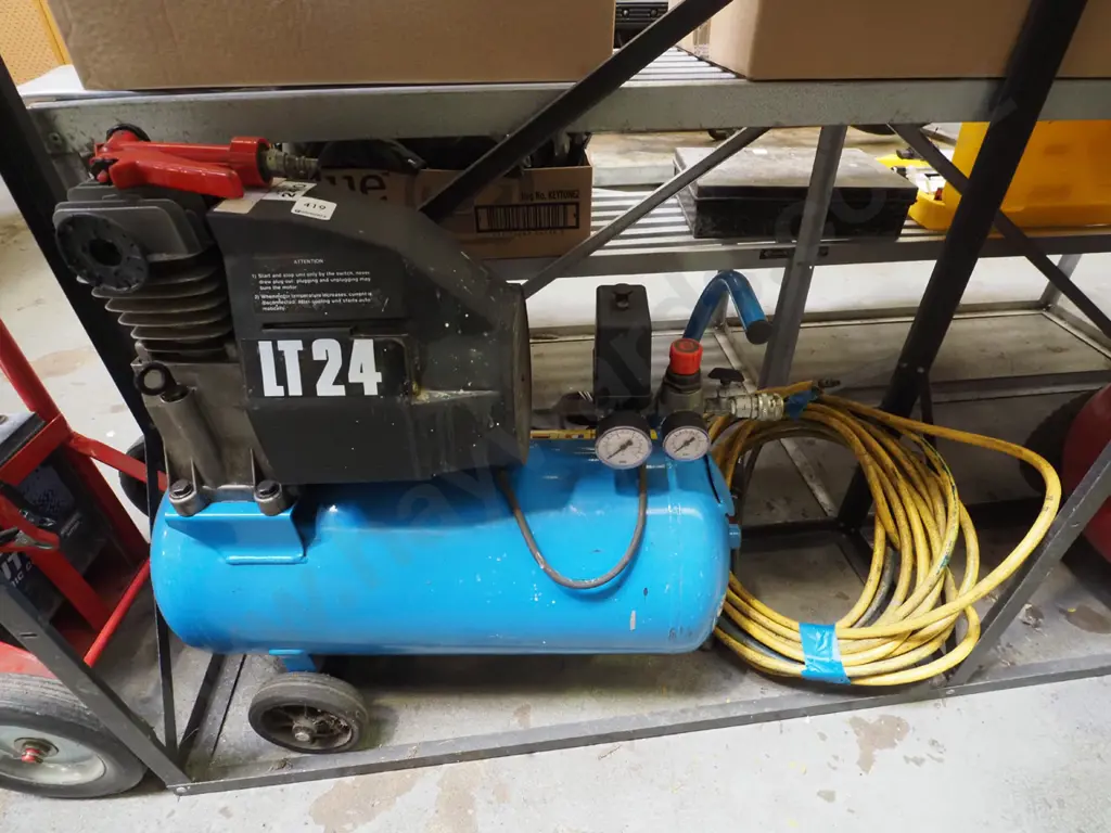 LT24 air compressor - missing a filter, has a hose Image 1++