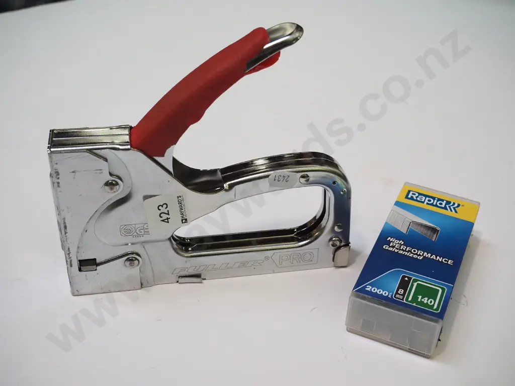 staple gun and staples Image 1++