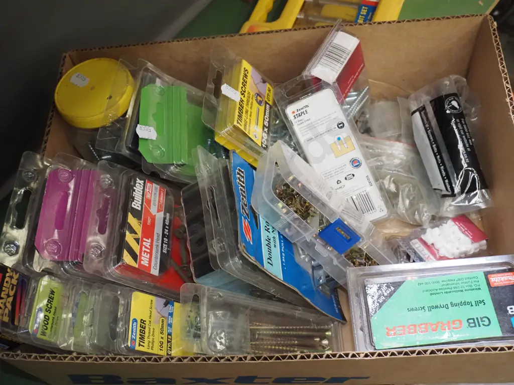 box; clips, various screws Image 1++