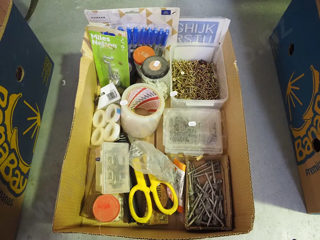 box; felt tip markers, screws etc Image 1++
