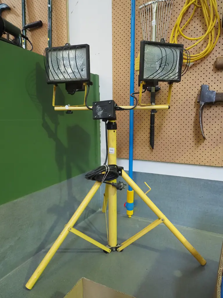 twin halogen lights in tripod Image 1++