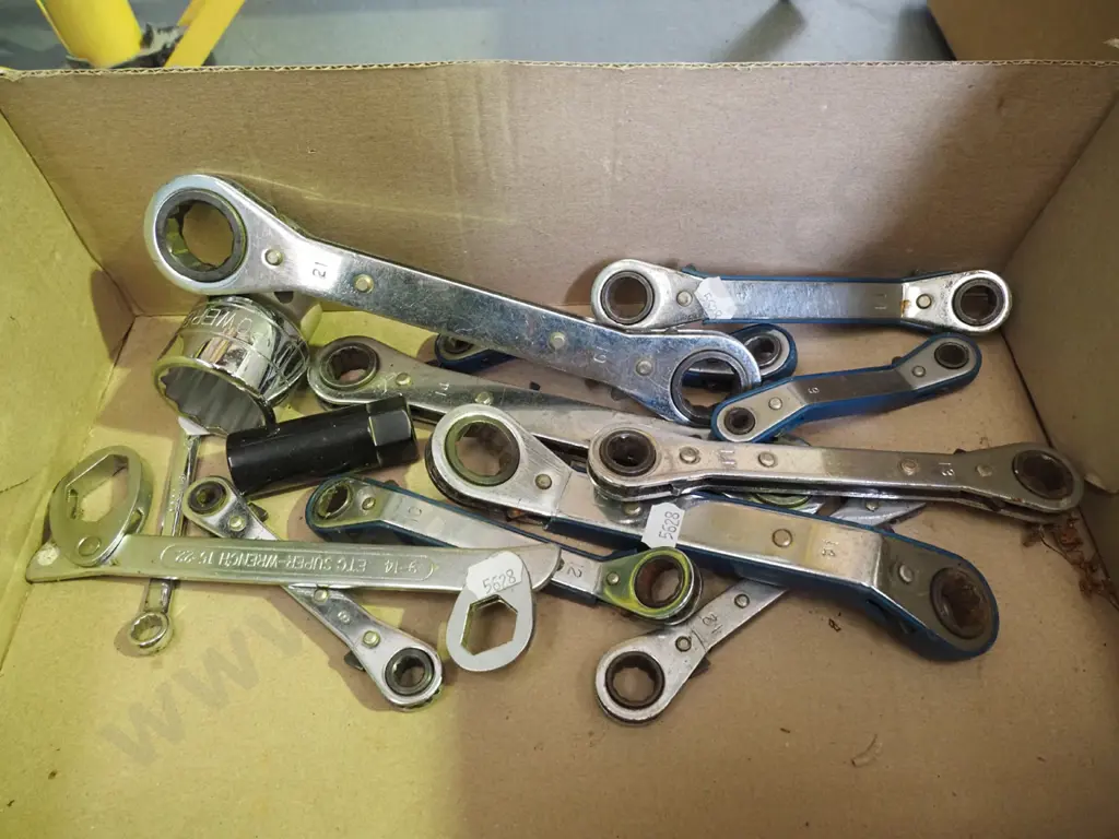 box; ratchet wrenches, 2x sockets Image 1++