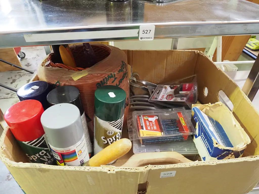box; bailing twine, spray can, nails etc Image 1++