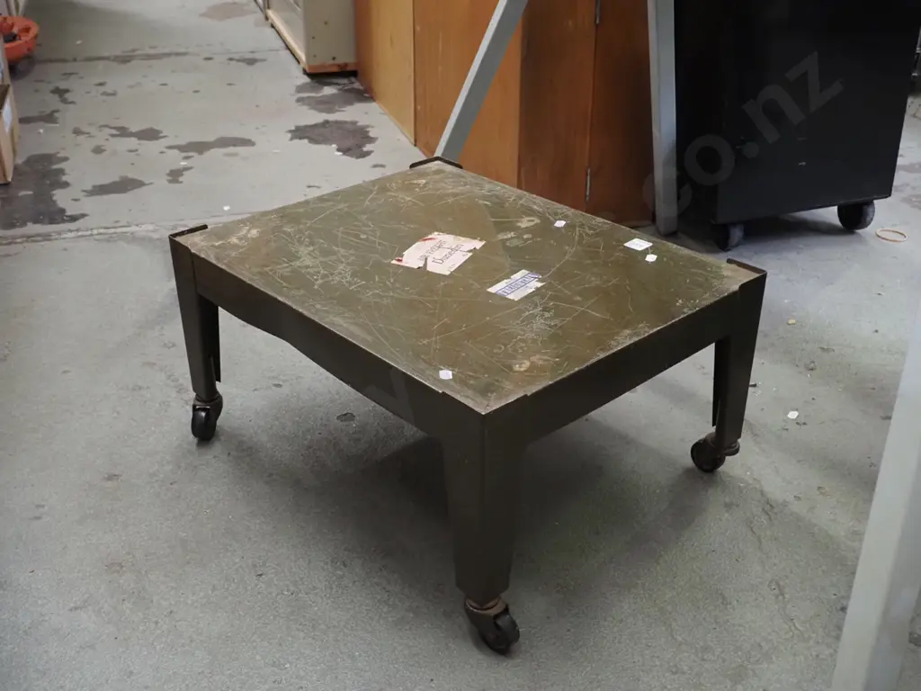 small metal stand on casters H-270 Image 1++