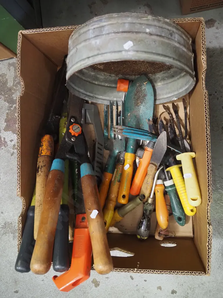 box; gardening tools Image 1++