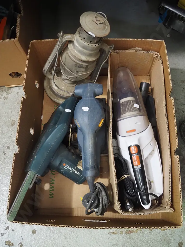 box; Black & Decker file sander, orbital sander, small 12V vacuum, hurricane lantern Image 1++
