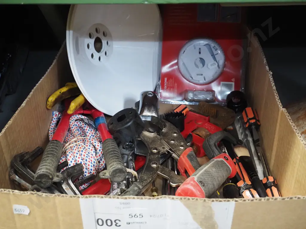 box; screwdrivers, smoke alarm, hand tools etc Image 1++