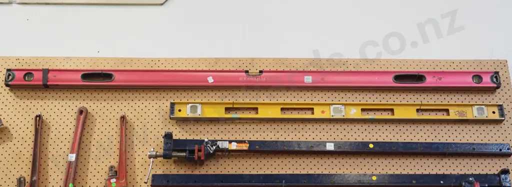 2x builder's levels - red dots Image 1++