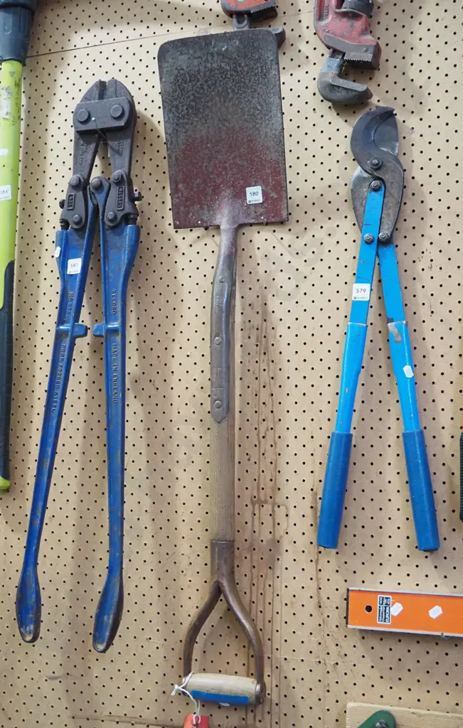 English made wooden handled garden spade Image 1++