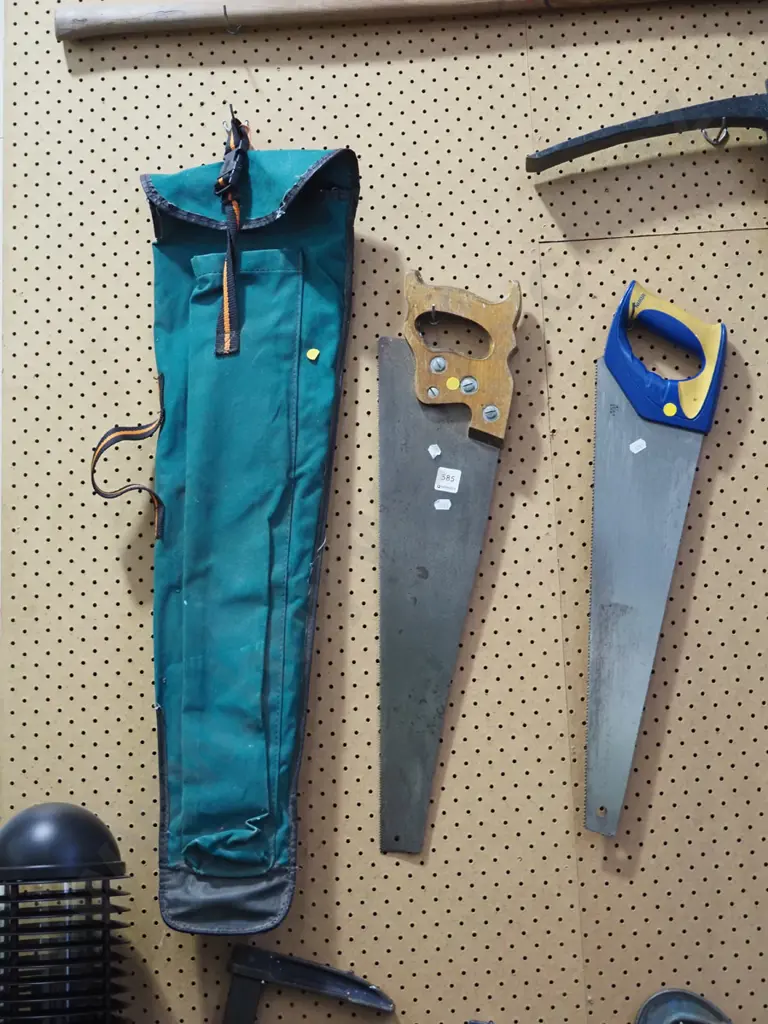 2x hand saws, carry case - yellow dots Image 1++