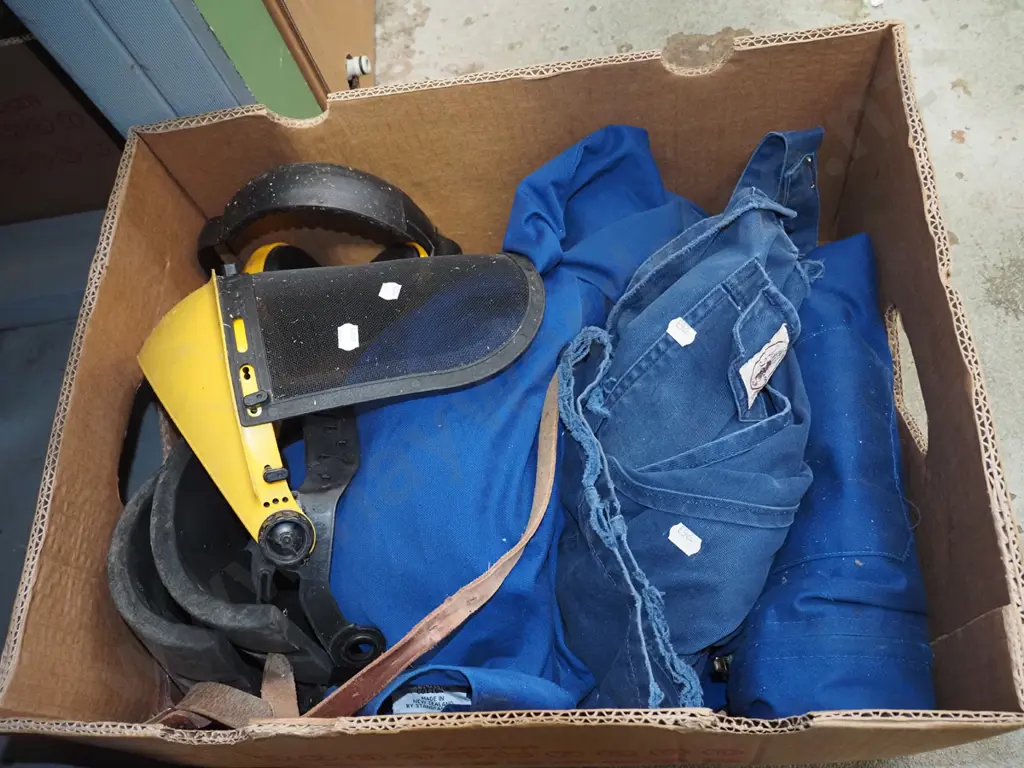 overalls, knee pads, face shield Image 1++