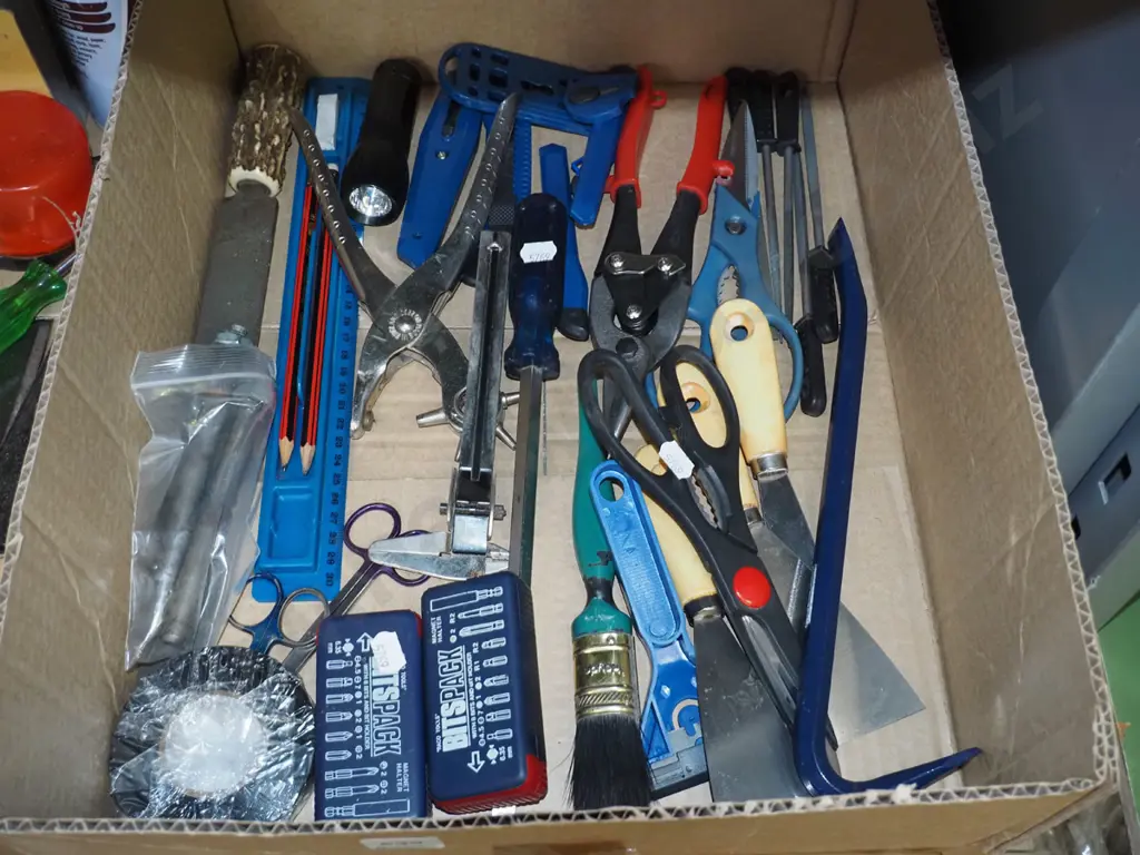 box; drill driverts, tin snips, files etc Image 1++