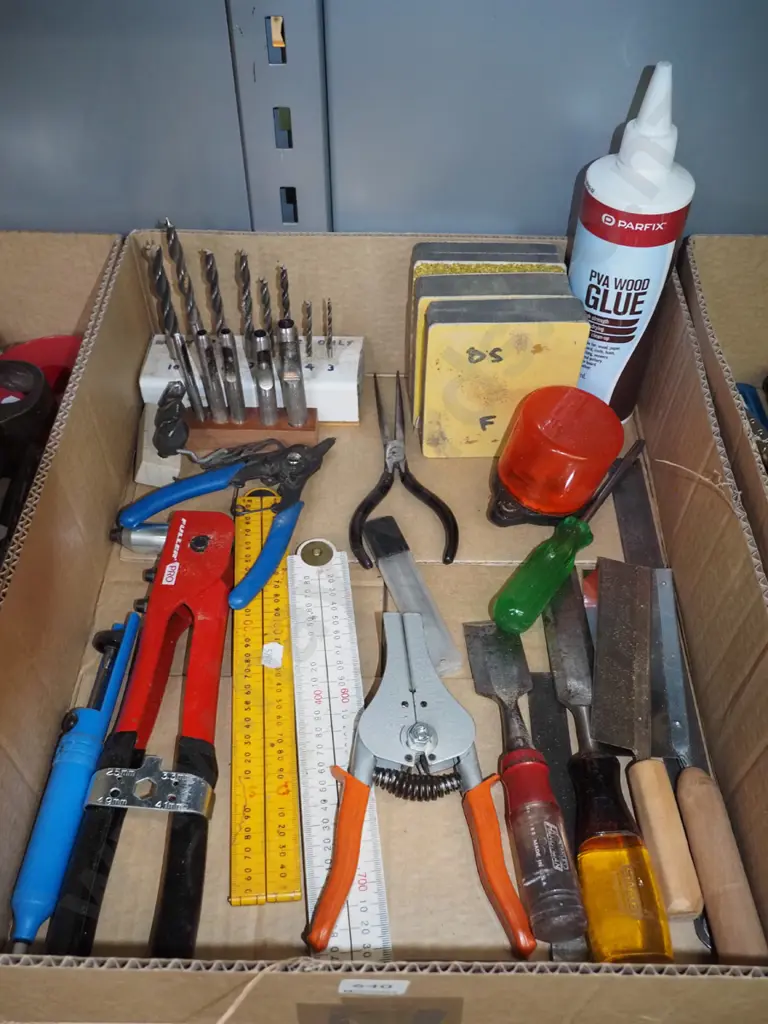 box; builder's rulers, chisels, sanding blocks etc Image 1++