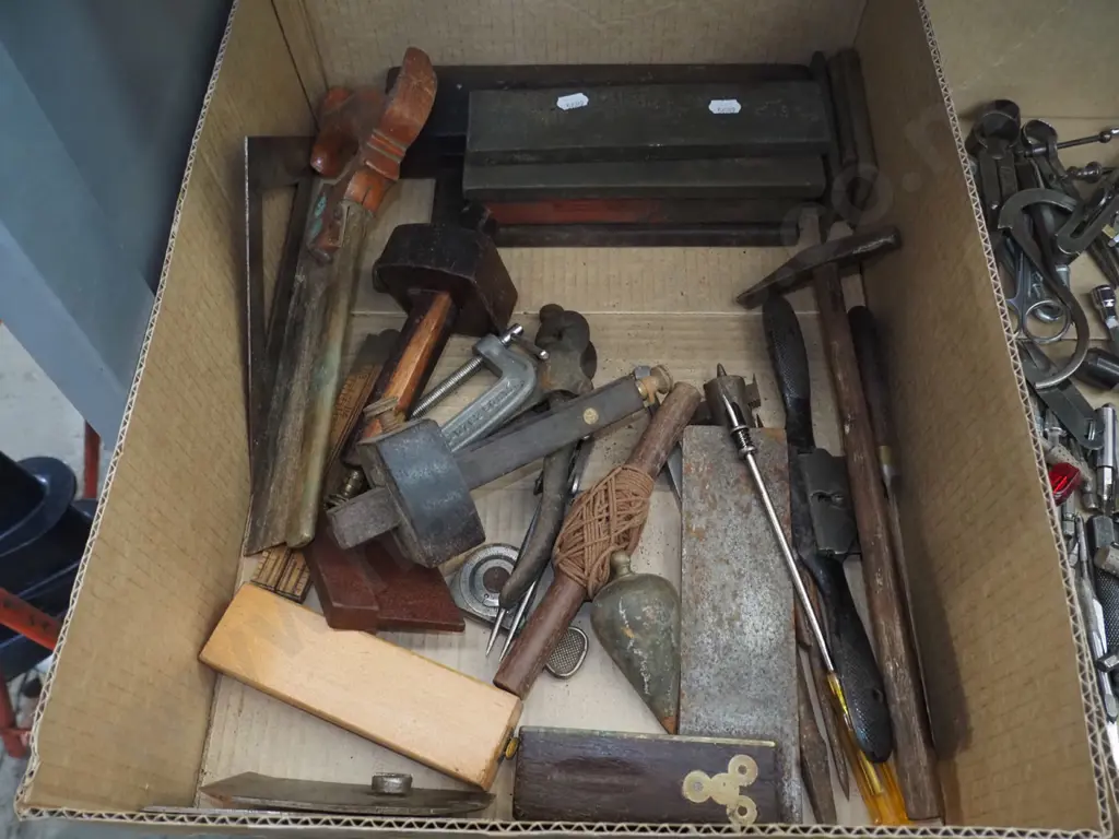box; marker gauges, sharpening stone, plumb bob etc Image 1++