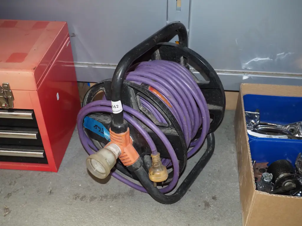 extension cord and reel Image 1++