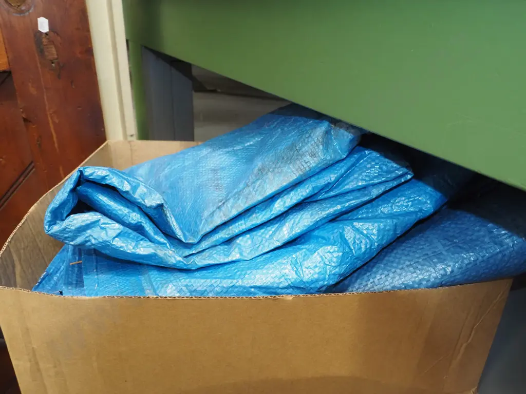 box; 2x tarpaulins Image 1++