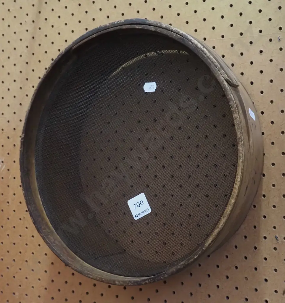 small fine mesh garden sieve Image 1++