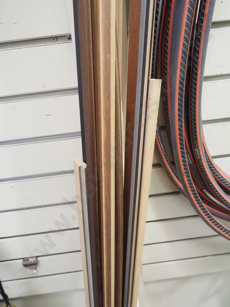 bundle of picture framing mouldings Image 1++