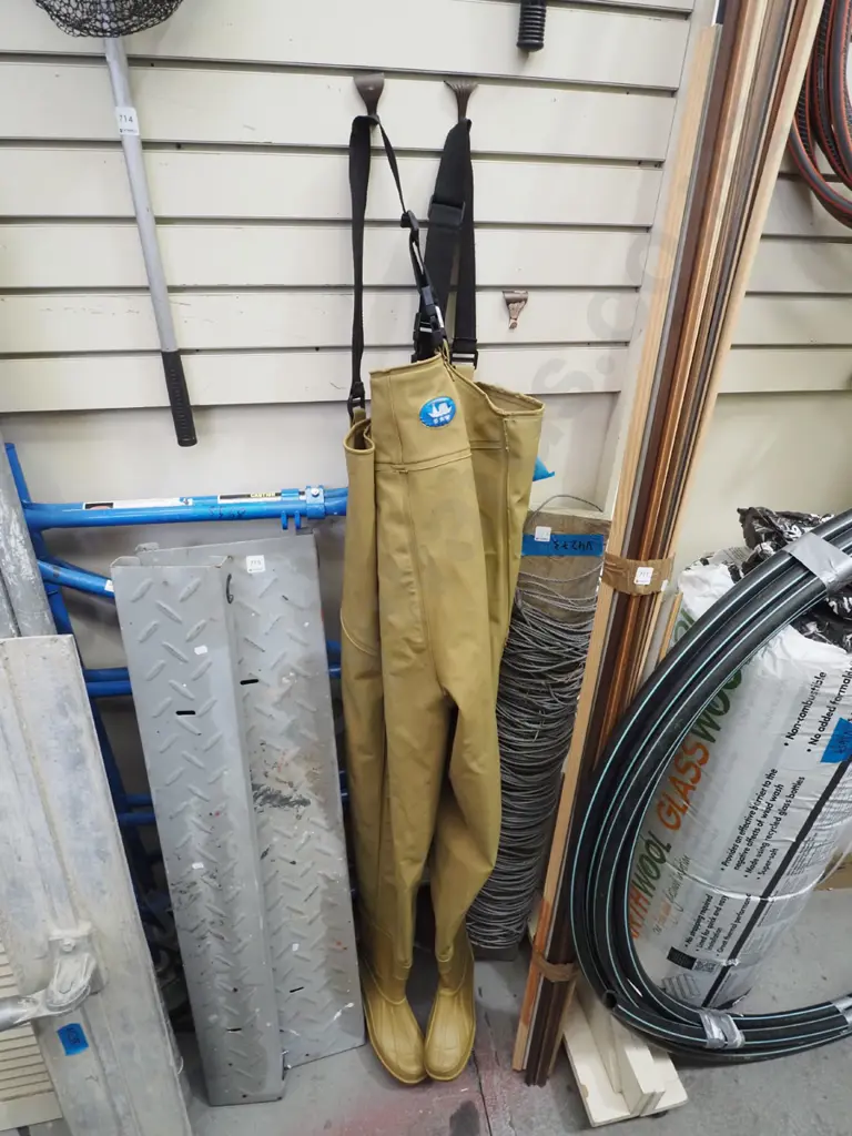 pair of waders - size unknown Image 1++