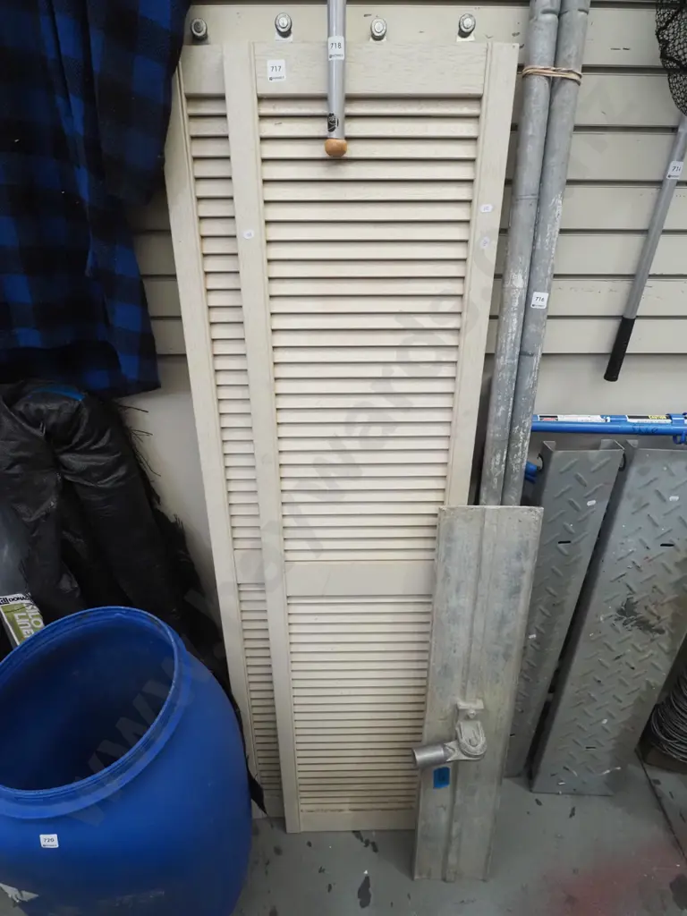 pair of louvre roller doors H-1820 W-410 Image 1++