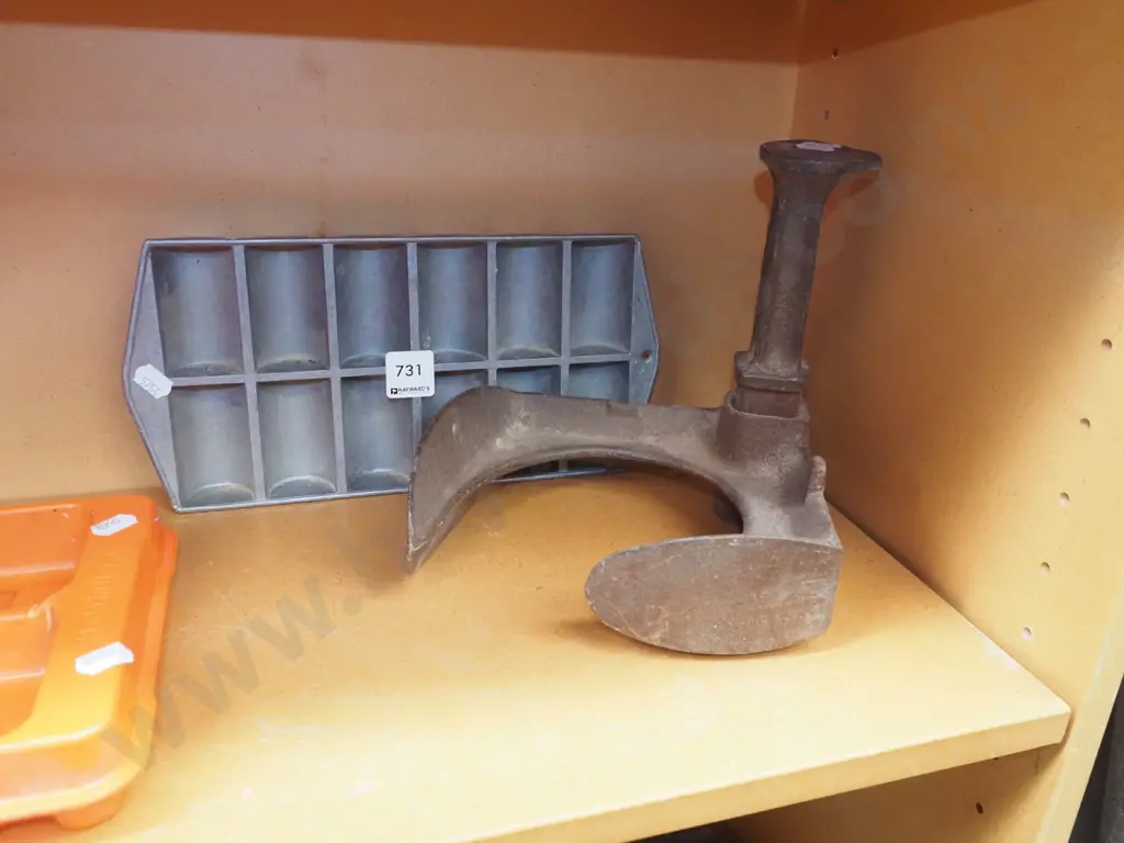 gem iron, cast iron shoe form Image 1++