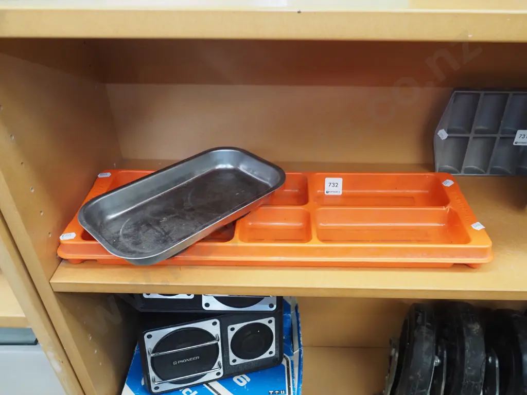 2x magnetic workshop trays Image 1++
