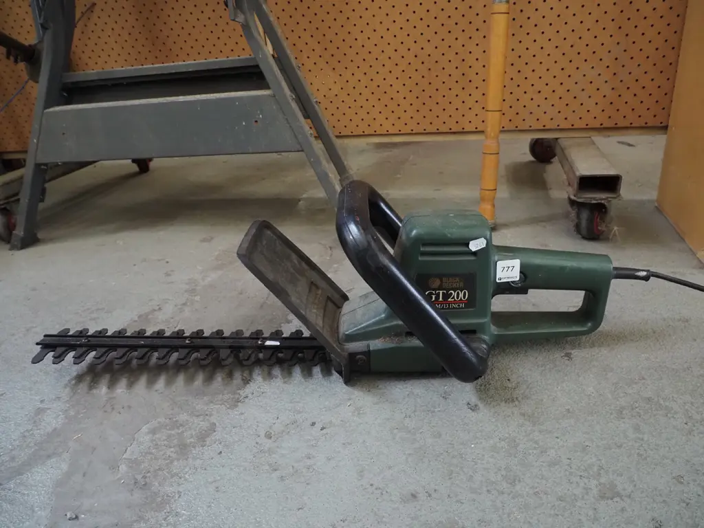 Black & Decker short blade hedge trimmers Image 1++