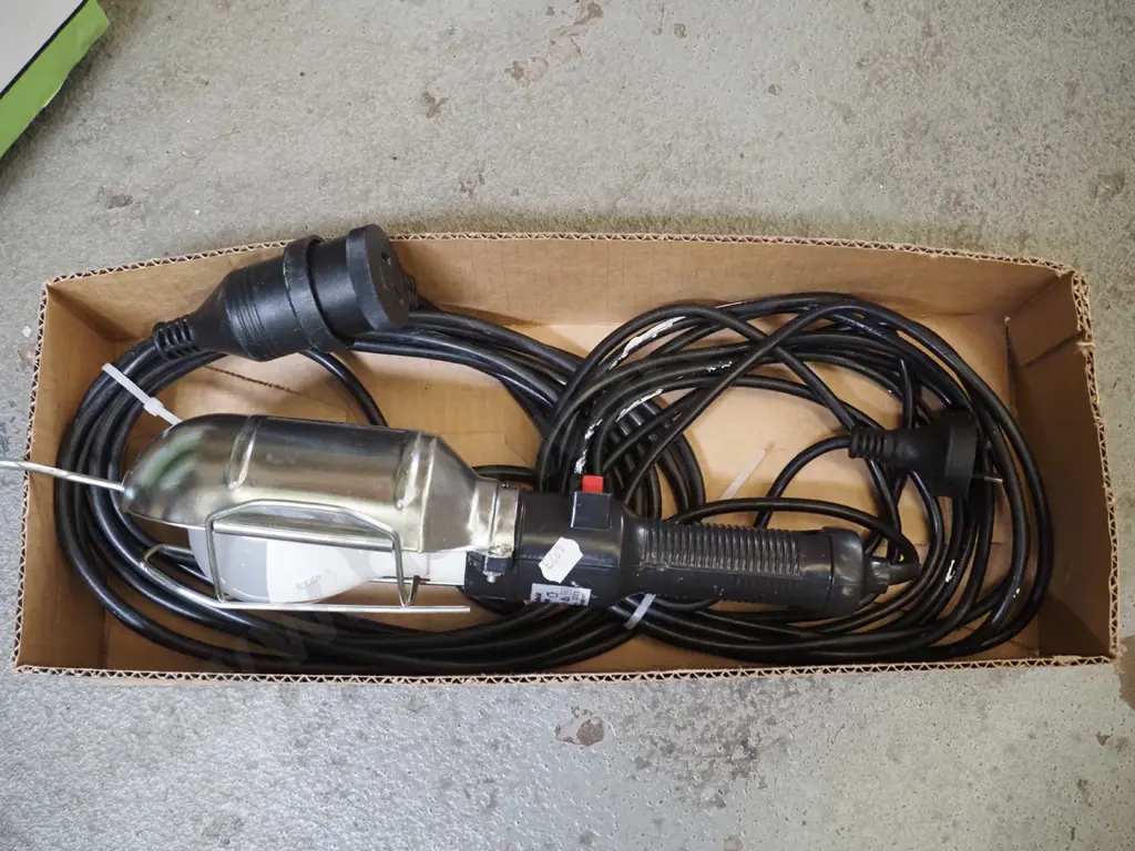 trouble light and extension cord Image 1++
