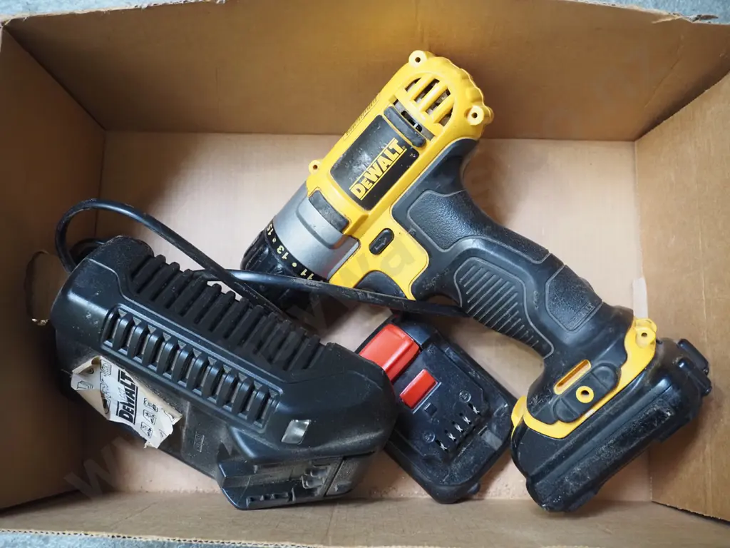De Walt battery drill and charger Image 1++
